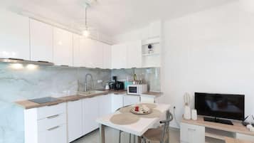 Kylskåp, mikrovågsugn, spishäll och kaffe- och tebryggare