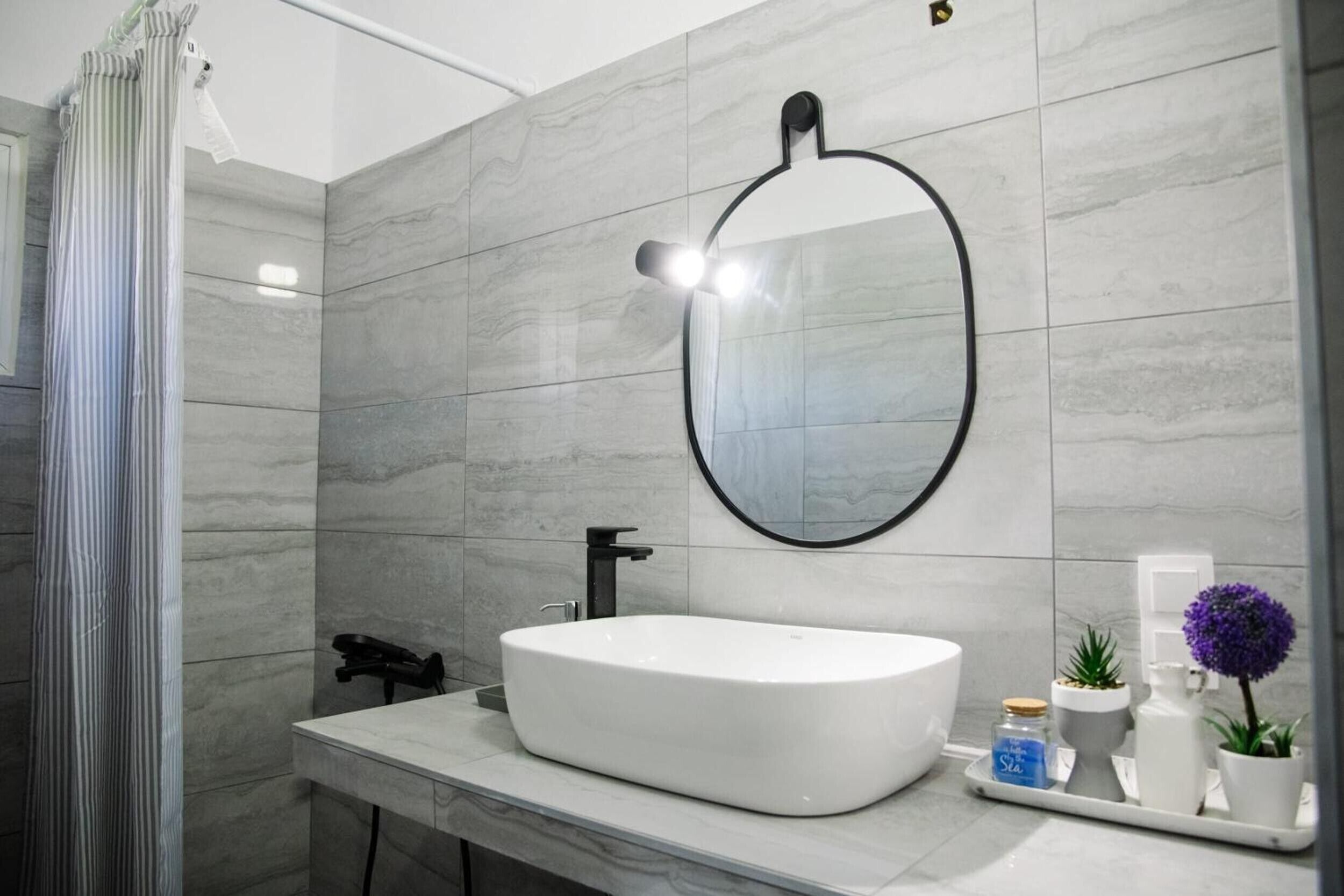 Een douche, een haardroger, handdoeken