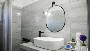 Een douche, een haardroger, handdoeken