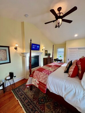Desk, iron/ironing board, free WiFi, bed sheets - The Judge's Chambers: Superior King Bed (Prescott)