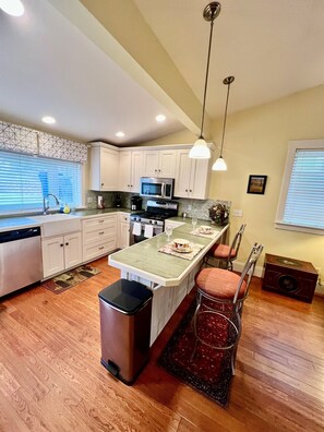 Fridge, microwave, oven, stovetop - The Judge's Chambers: Superior King Bed (Prescott)