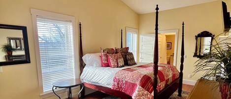 Escritorio, tabla de planchar con plancha, wifi gratis y ropa de cama