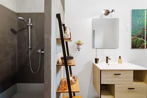 Ducha, secador de pelo, toallas