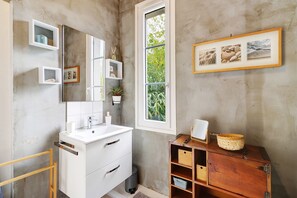 Shower, hair dryer, towels