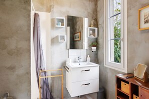 Shower, hair dryer, towels