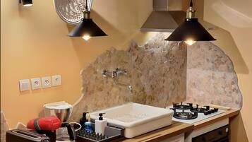 Køleskab, mikrobølgeovn, ovn, kogeplade