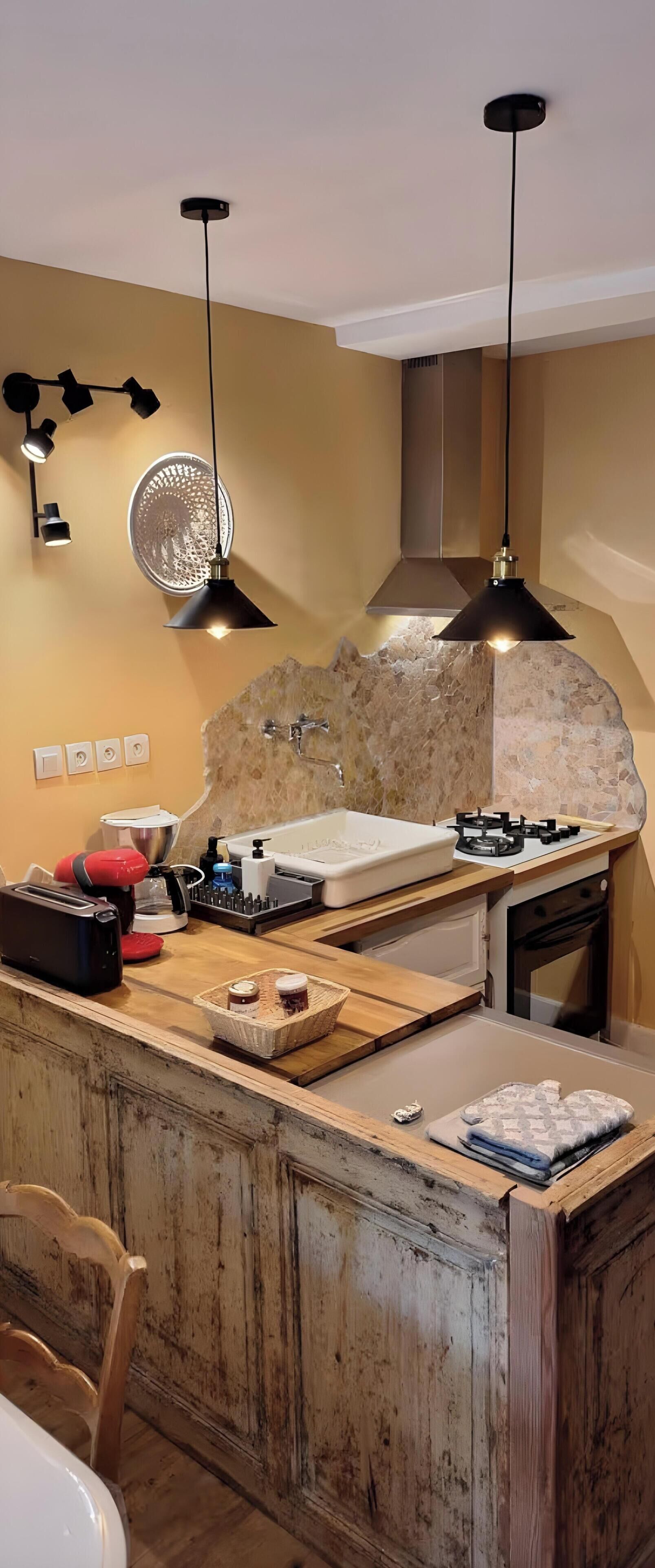 Jääkaappi, mikroaaltouuni, uuni, liesi