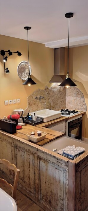 Fridge, microwave, oven, stovetop