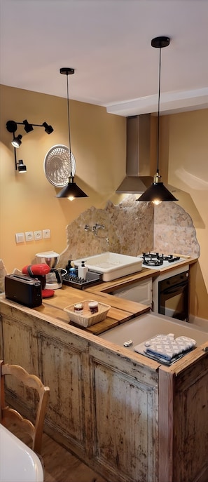 Jääkaappi, mikroaaltouuni, uuni, liesi