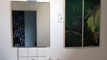 Een douche, een haardroger, handdoeken