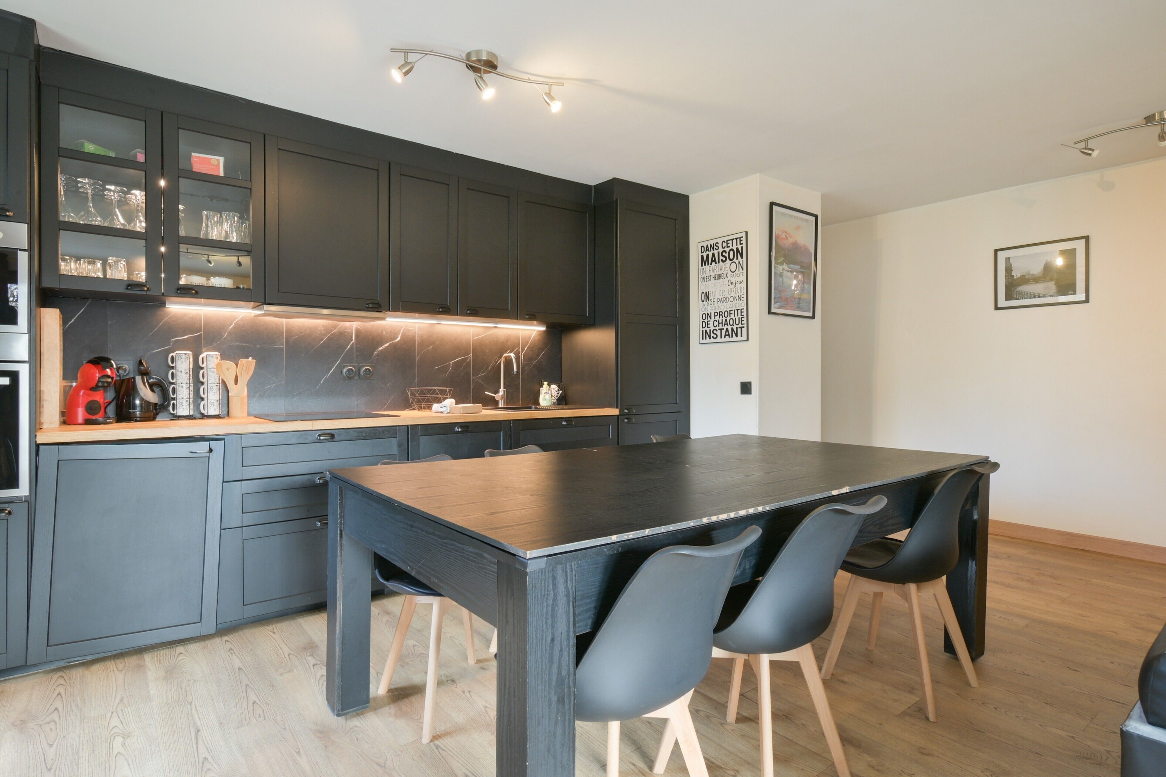 Refrigerador, microondas, horno, placa de cocina