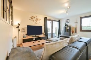 Télévision, jeux vidéo, lecteur de DVD, table de tennis de table