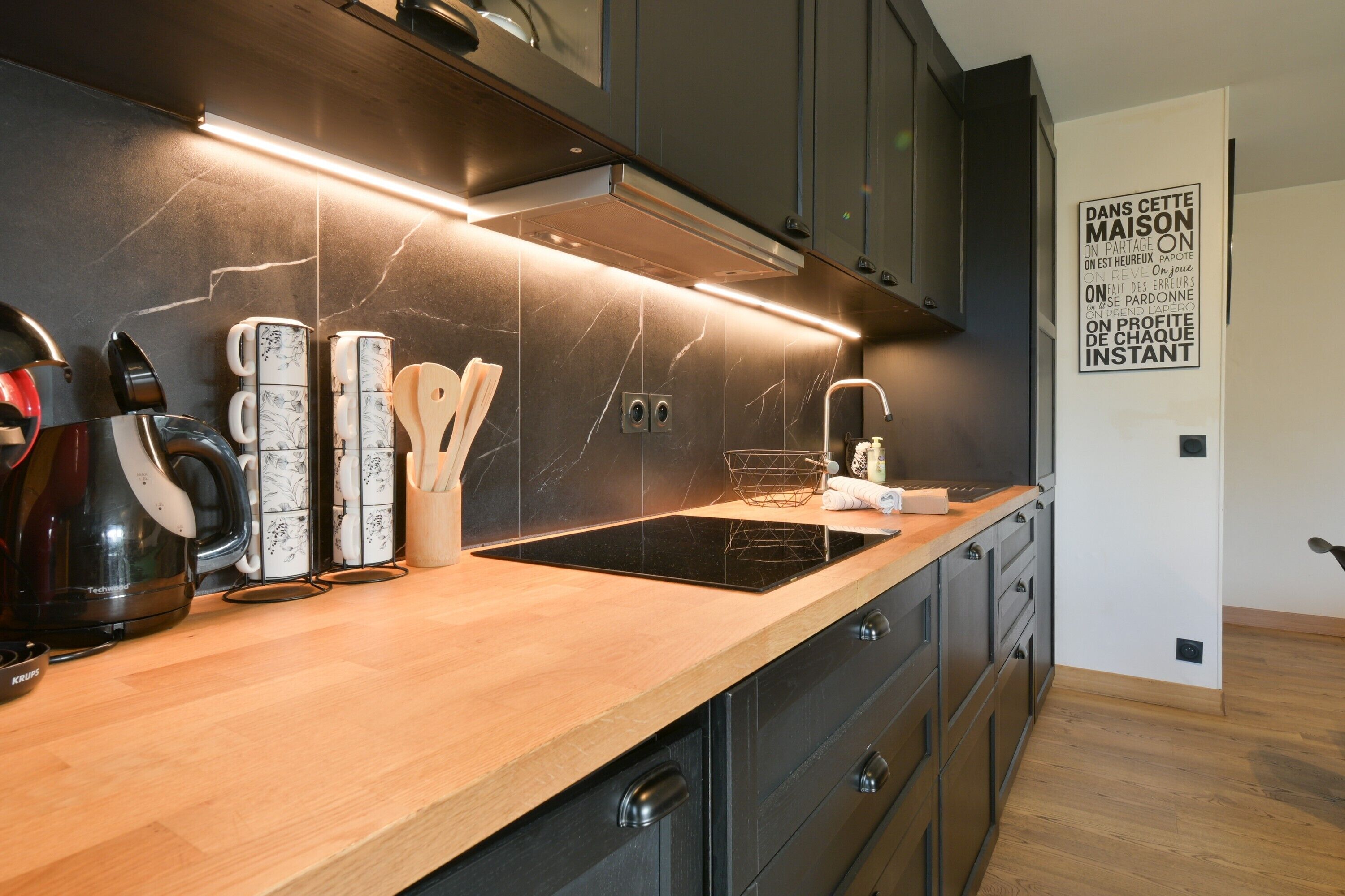 Geladeira, micro-ondas, fogão, cooktop