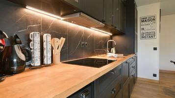 Geladeira, micro-ondas, fogão, cooktop