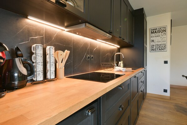 Køleskab, mikrobølgeovn, ovn, kogeplade