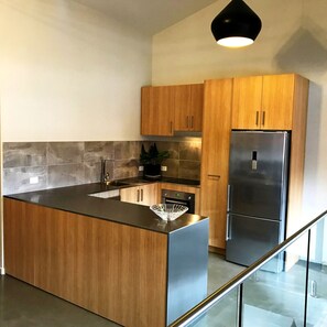 Kjøleskap, mikrobølgeovn, ovn og kokeplater