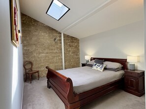 2 slaapkamers, een strijkplank/strijkijzer, gratis wifi, beddengoed