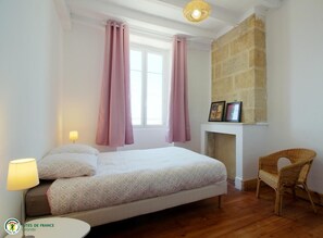 4 slaapkamers, een strijkplank/strijkijzer, reisbedje, beddengoed