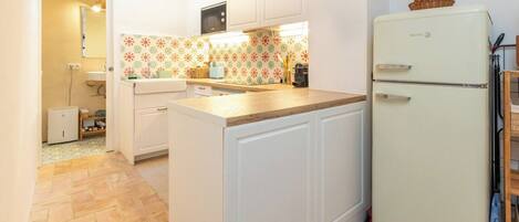 Kühlschrank, Mikrowelle, Ofen, Herdplatte