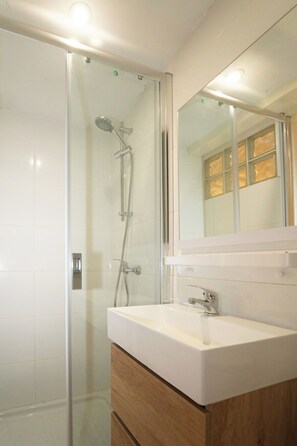 Hair dryer, towels - Sants centro: terraza y calma urbana (L'Hospitalet de Llobregat)
