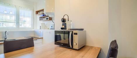 Réfrigérateur, micro-ondes, plaque de cuisson, cafetière/bouilloire