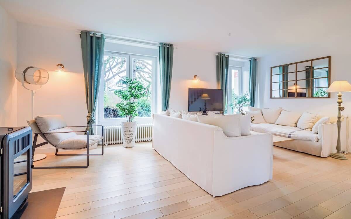 Televisión y chimenea 