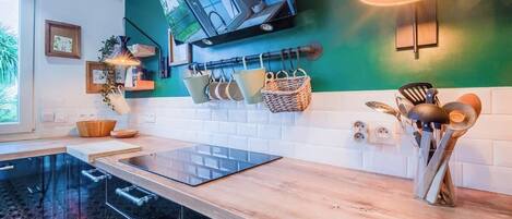 Kühlschrank, Mikrowelle, Ofen, Herdplatte