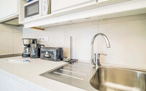 Fridge, microwave, stovetop, dishwasher - Vacances à pied studio charmant à 1min des plages (Carnac)