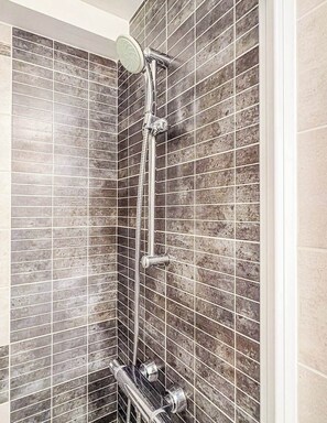 Shower, hair dryer - Vacances à pied studio charmant à 1min des plages (Carnac)