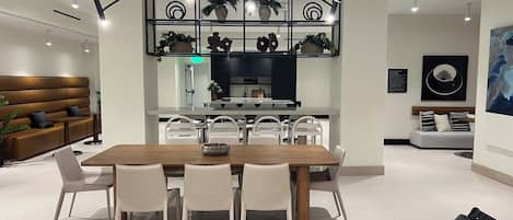 Un interior moderno con comedor, cocina y zona de estar.