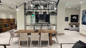 Un interior moderno con comedor, cocina y zona de estar.