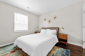 2 bedrooms, iron/ironing board, WiFi, bed sheets - Modern 2BR Midtown Comfort Stay in Columbus (Columbus)