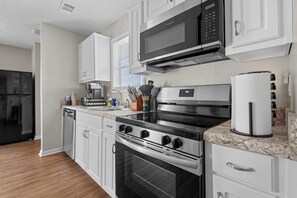 Een magnetron, een oven, een kookplaat, een vaatwasser