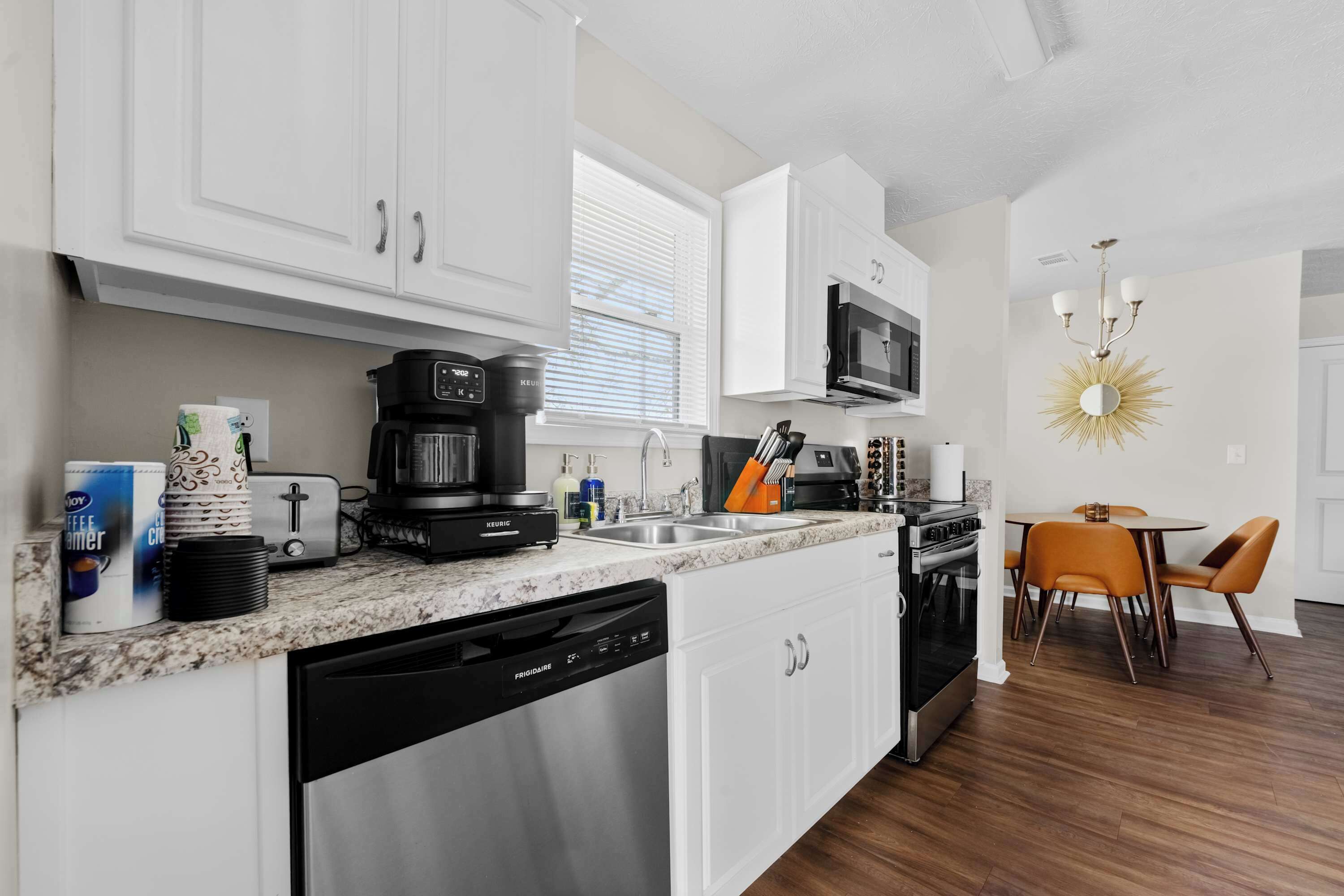 Een magnetron, een oven, een kookplaat, een vaatwasser