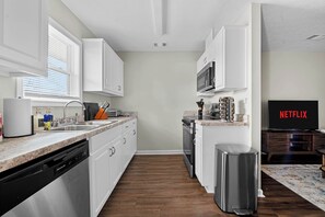 Een magnetron, een oven, een kookplaat, een vaatwasser