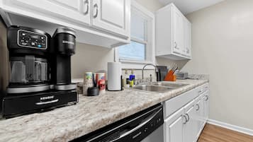 Four à micro-ondes, un four, surface de cuisson, lave-vaisselle