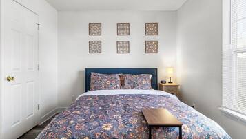 Tabla de planchar con plancha, wifi y ropa de cama