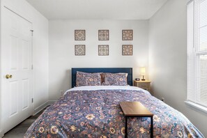 Tabla de planchar con plancha, wifi y ropa de cama 