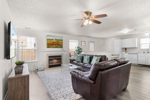 Quiet Stay w Workspace, Fast Wi-Fi & Parking