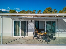 公寓, 阳台, 海滩景观 | 室外用餐