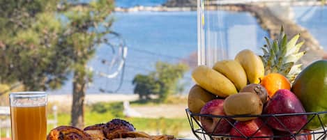 Leilighet, balkong, strandutsikt | Utendørsservering