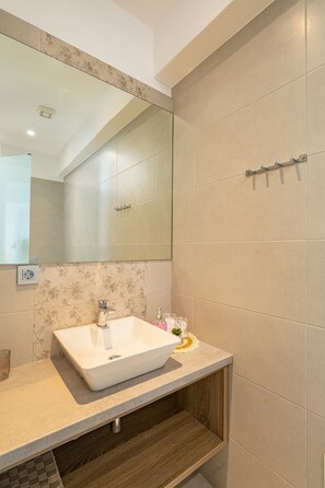 Slippers, soap, shampoo, toilet paper - ARETI LUXURY APARTMENT (Apokoronas)