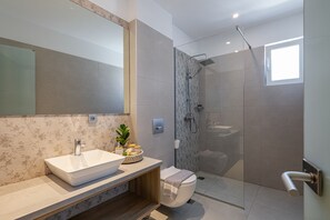 Apartment, Balkon, Strandblick | Badezimmer | Hausschuhe, Seife, Shampoo, Toilettenpapier