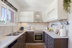 Fridge, microwave, oven, stovetop - Euphoria Country House with Jacuzzi and Barbecue (Agios Ioannis)