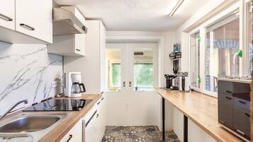 Fridge, stovetop, dishwasher, coffee/tea maker