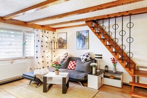 TV, fireplace - Holiday Home 'Waldhaus Zur Kleinbahn' with Mountain View, Shared Terrace and Wi-Fi (Glashütte)