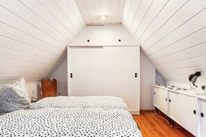 WiFi, bed sheets - Holiday Home 'Waldhaus Zur Kleinbahn' with Mountain View, Shared Terrace and Wi-Fi (Glashütte)
