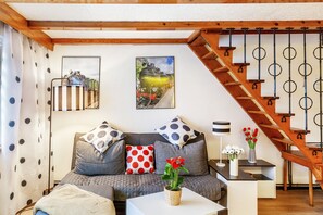 TV, fireplace - Holiday Home 'Waldhaus Zur Kleinbahn' with Mountain View, Shared Terrace and Wi-Fi (Glashütte)