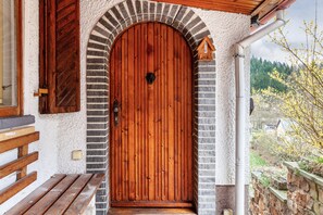 Exterior detail - Holiday Home 'Waldhaus Zur Kleinbahn' with Mountain View, Shared Terrace and Wi-Fi (Glashütte)