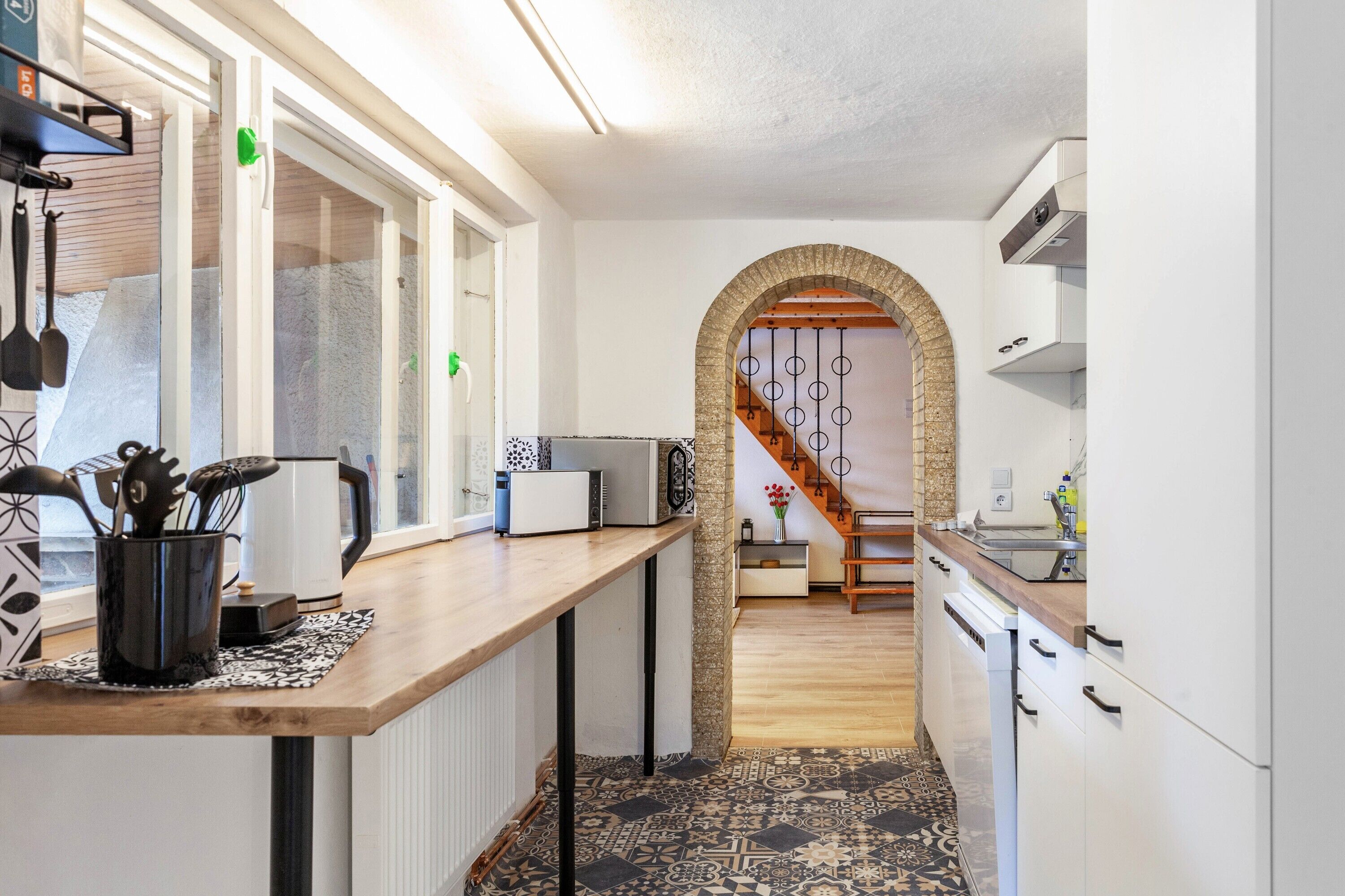 Kylskåp, spishäll, diskmaskin och kaffe- och tebryggare